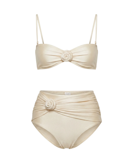 Bikini de alba con flores en 3D